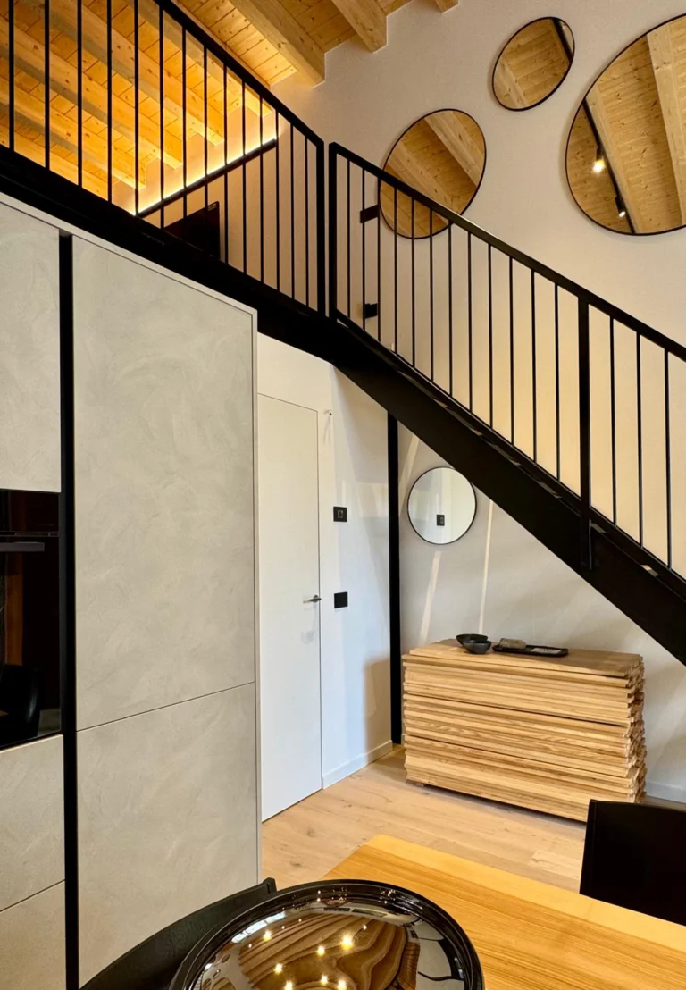 The stair’s open structure maintains visual connections between the kitchen, entrance and mezzanine lounge.